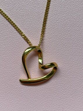 Gold Heart Pendant Necklace - Elegant Women's Jewelry